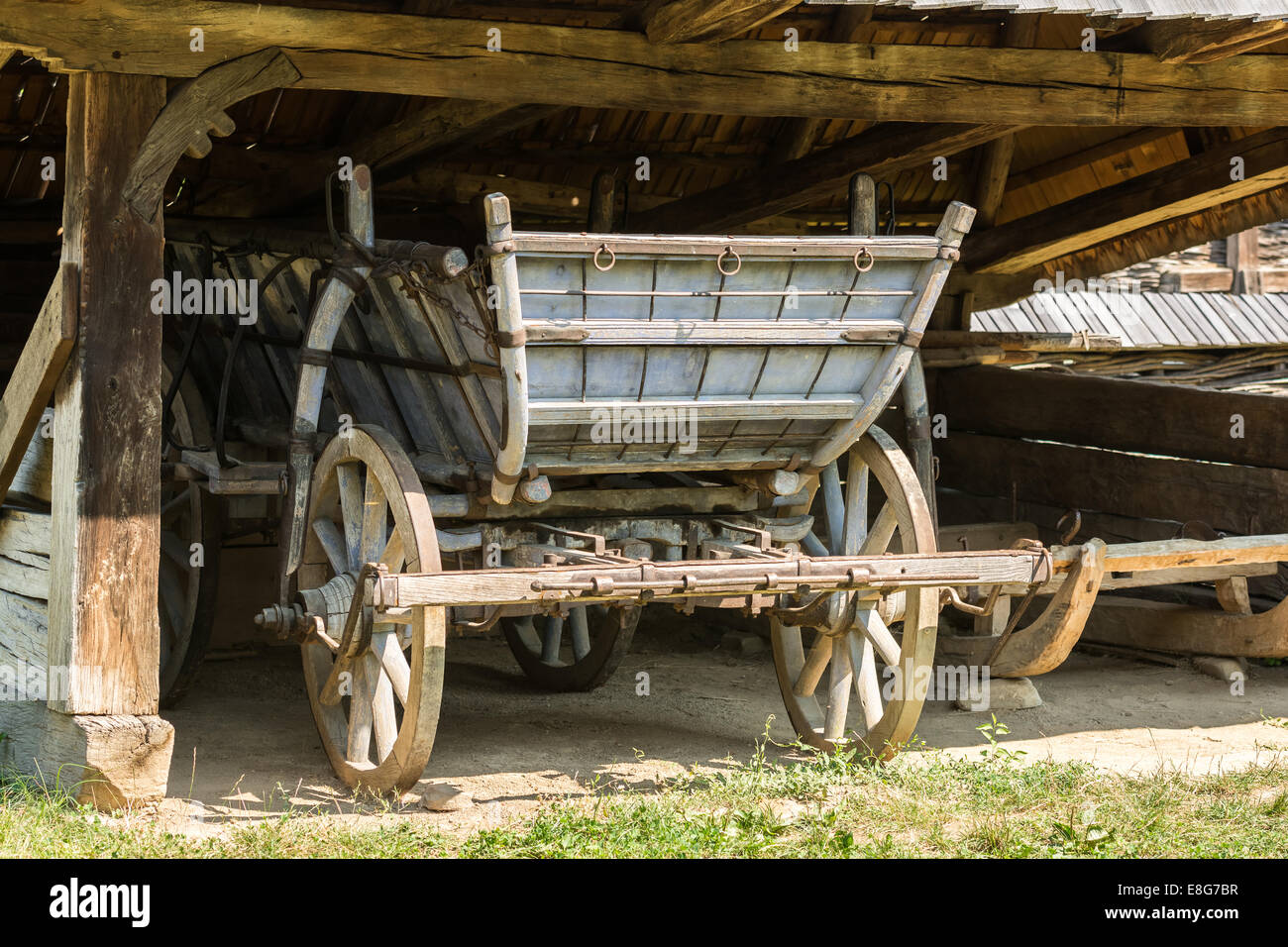 Vecchio Carro rumeno (Caruta) In tradizionale Fattoria Barn Foto Stock