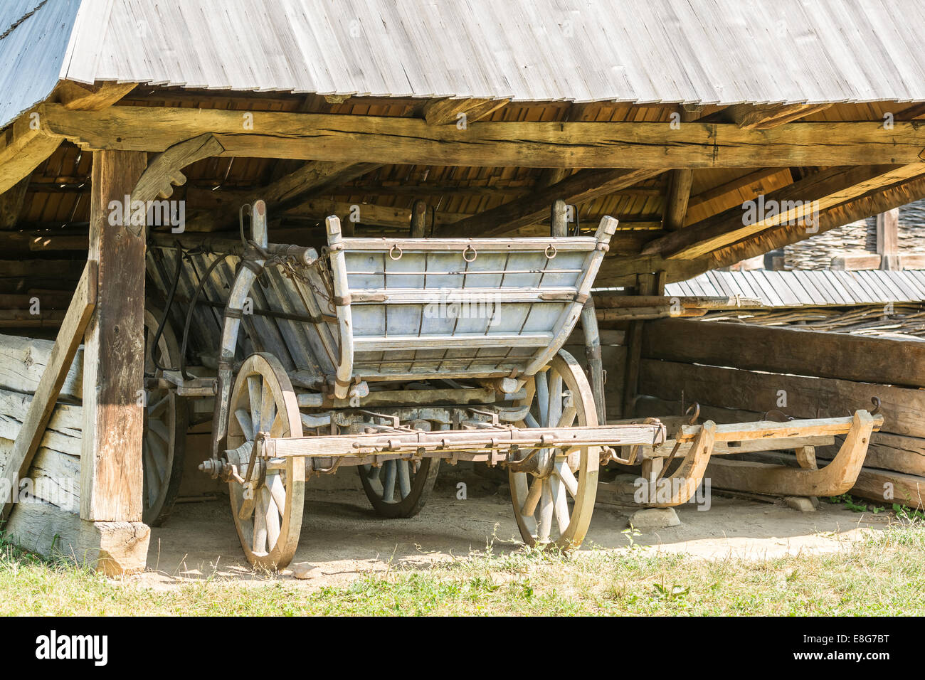 Vecchio Carro rumeno (Caruta) In tradizionale Fattoria Barn Foto Stock