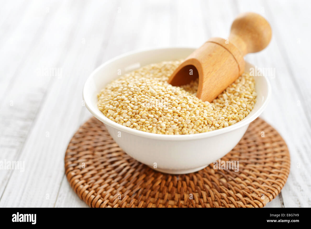 Materie di quinoa semi in vaso su sfondo di legno closeup Foto Stock