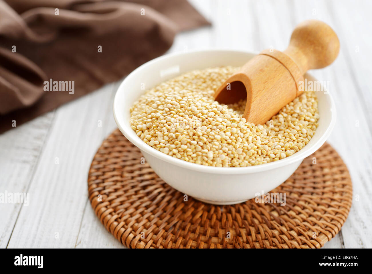 Materie di quinoa semi in vaso su sfondo di legno closeup Foto Stock