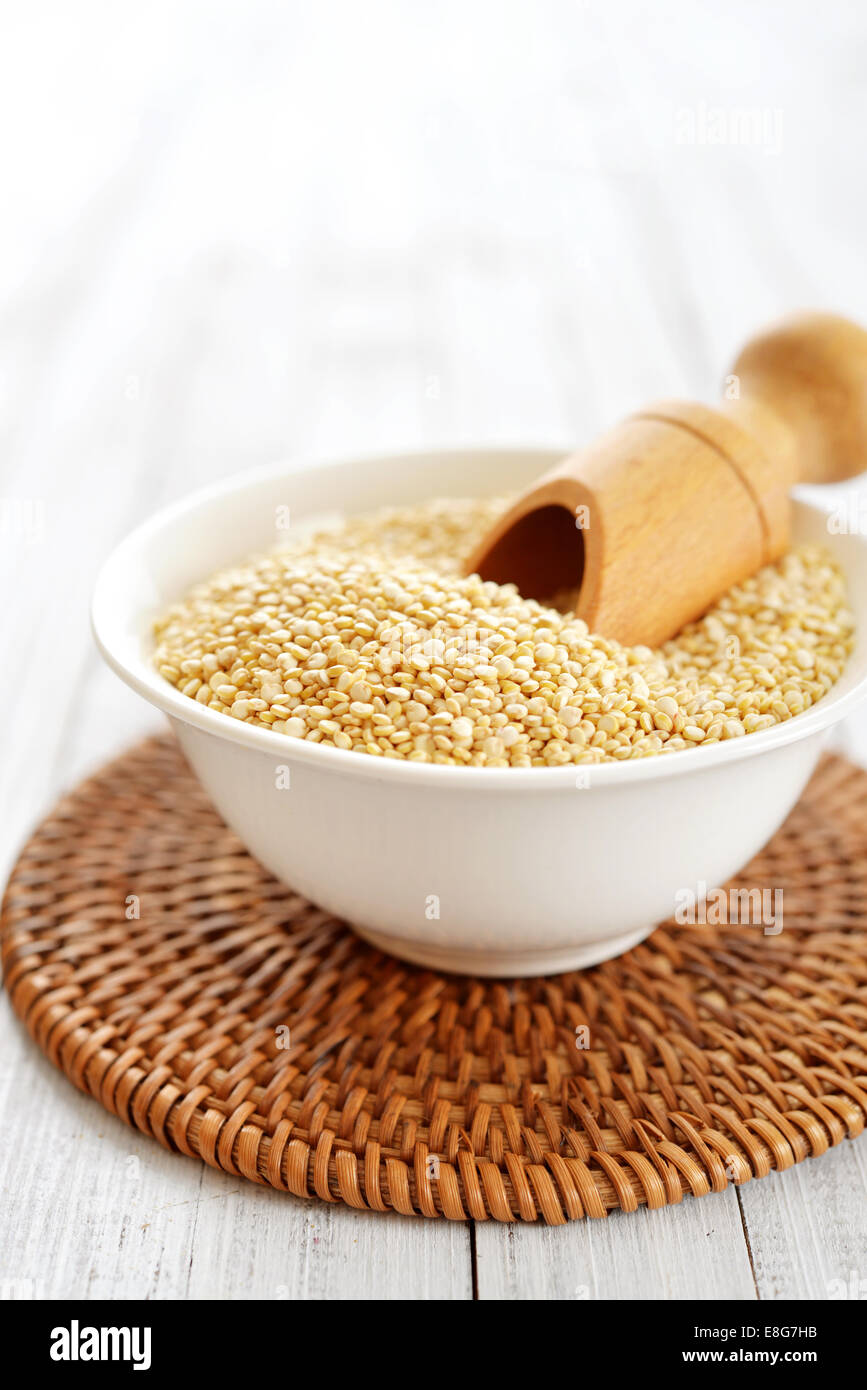 Materie di quinoa semi in vaso su sfondo di legno closeup Foto Stock