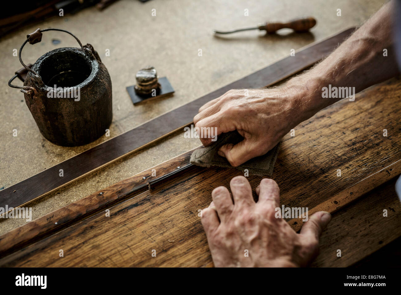 Cinghie in pelle cucita a mano da parte di un maestro inglese Saddler Foto Stock