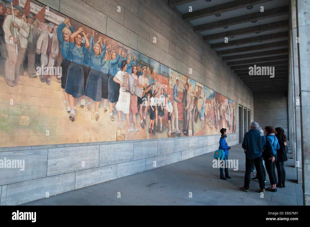 Germania orientale di propaganda comunista murale sulla parete del ministero delle Finanze Foto Stock