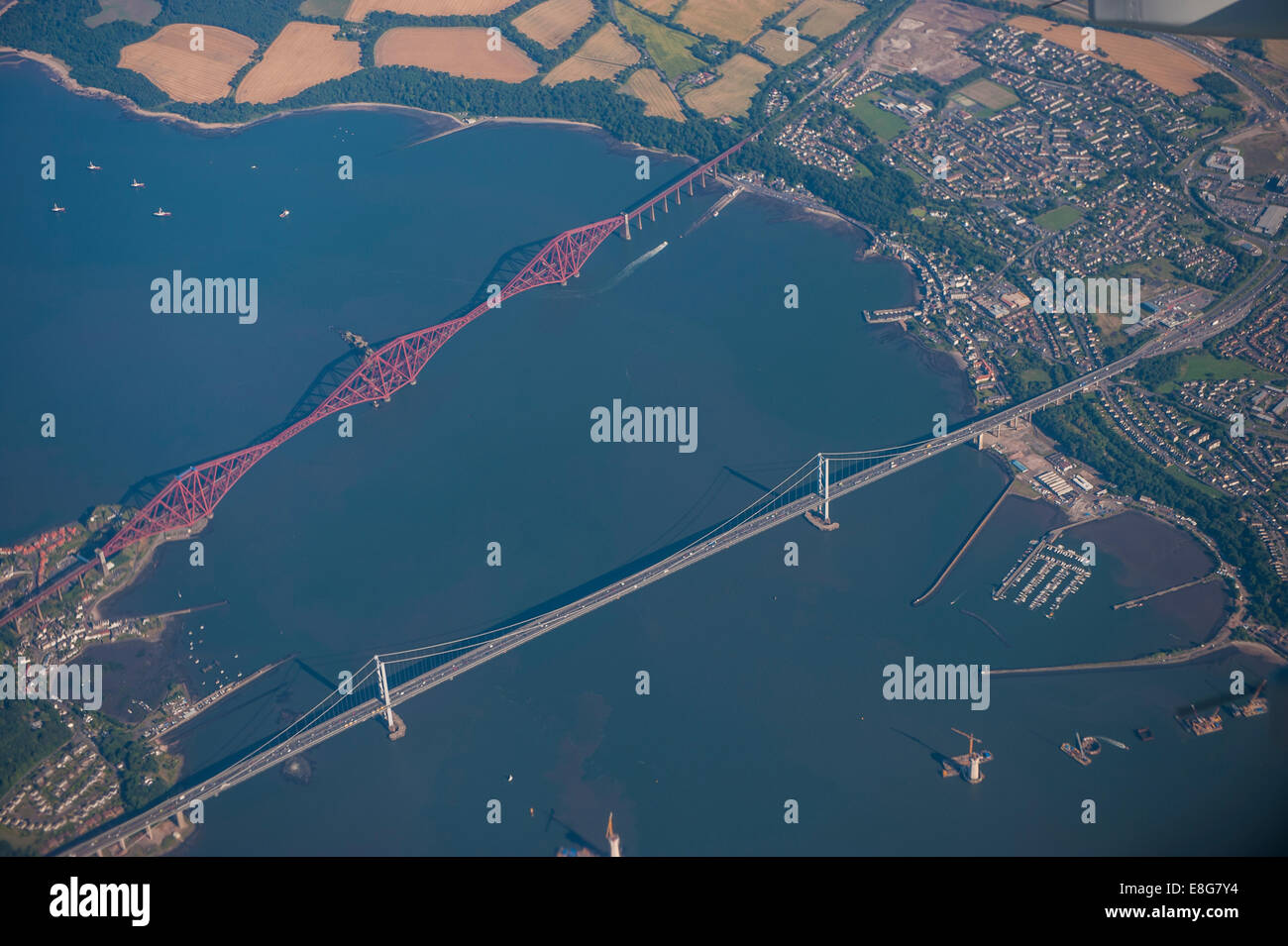 Una veduta aerea del Firth of Forth a Edimburgo in Scozia con il Forth Road Bridge e il Forth Bridge con il fiume Forth Foto Stock