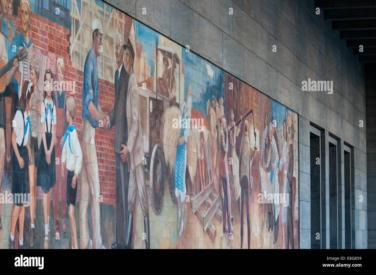 Germania orientale di propaganda comunista murale sulla parete del ministero delle Finanze Foto Stock