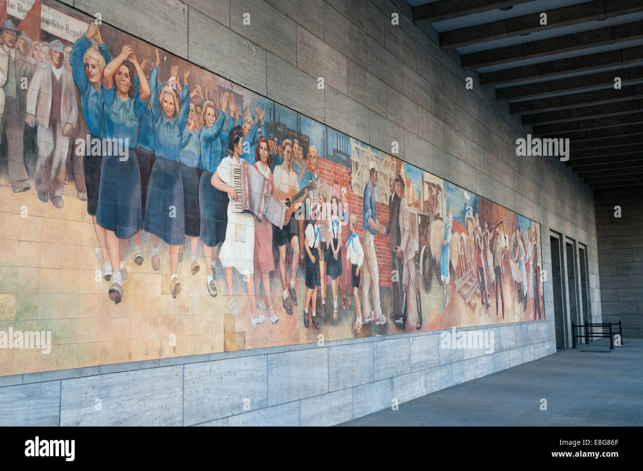 Germania orientale di propaganda comunista murale sulla parete del ministero delle Finanze Foto Stock