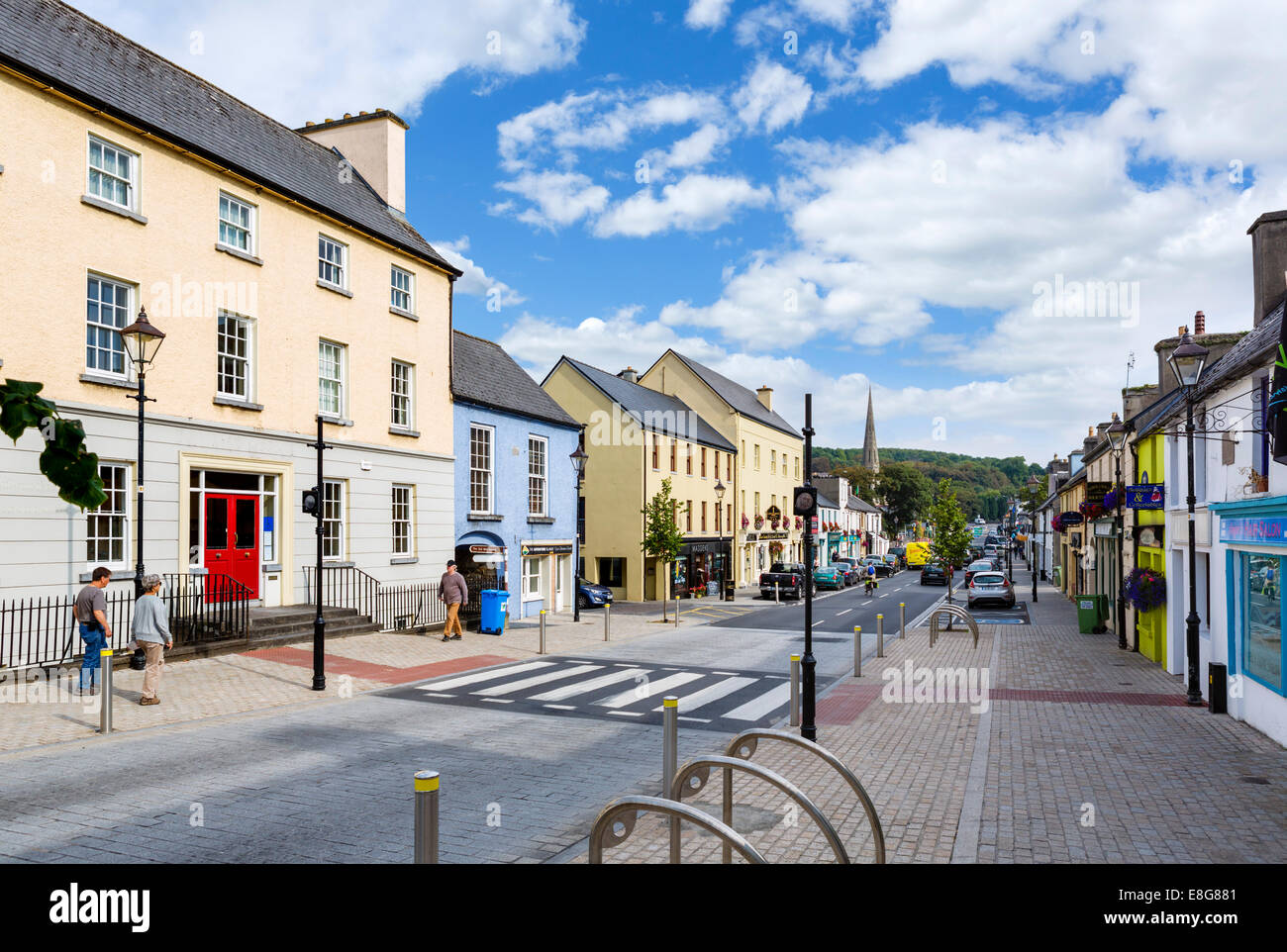 James Street nel centro della città, a Westport, nella contea di Mayo, Repubblica di Irlanda Foto Stock