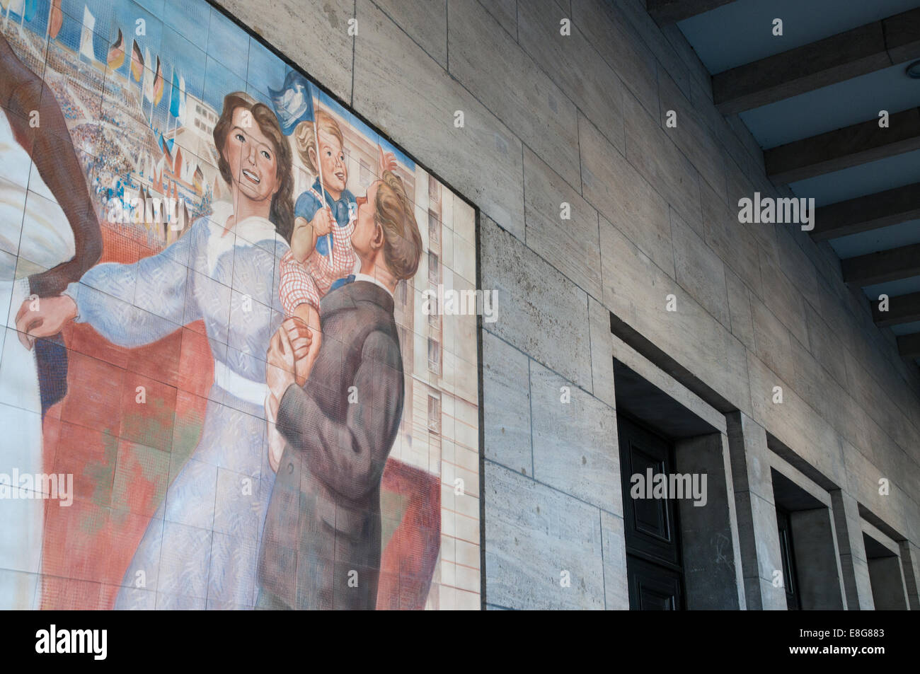 Germania orientale di propaganda comunista murale sulla parete del ministero delle Finanze Foto Stock