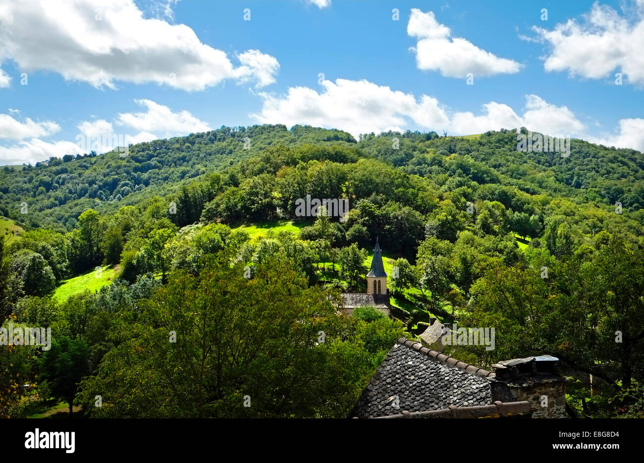 Aveyron Belcastel Chiesa L'Eglise Sainte-Marie Madeleine Plus Beaux Villlages de France Midi Pirenei a sud ovest della Francia Europa Foto Stock