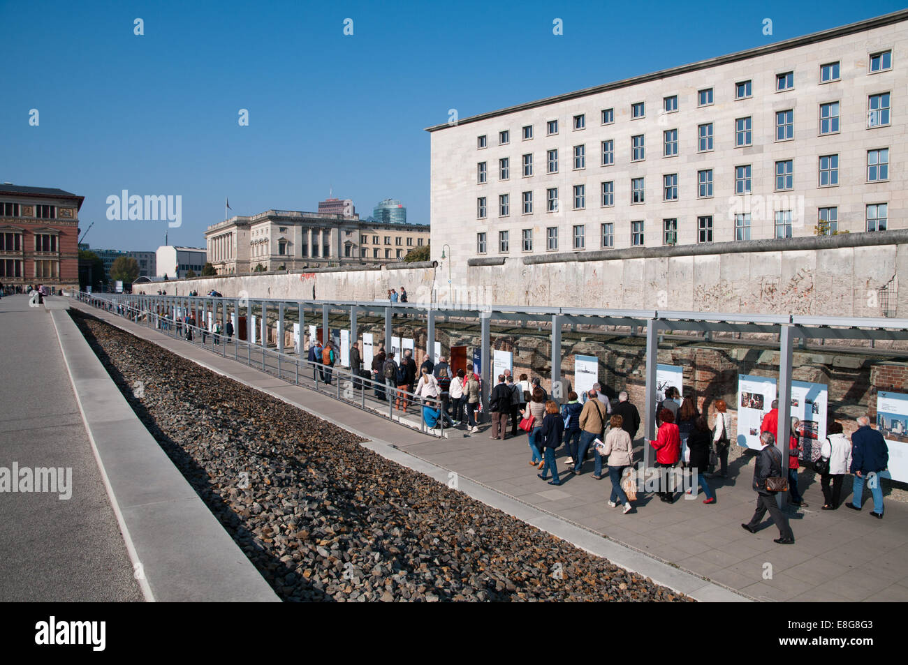 Topografia del Terrore Museo sul sito della ex SS e quartier generale della Gestapo, tratto del muro di Berlino Foto Stock