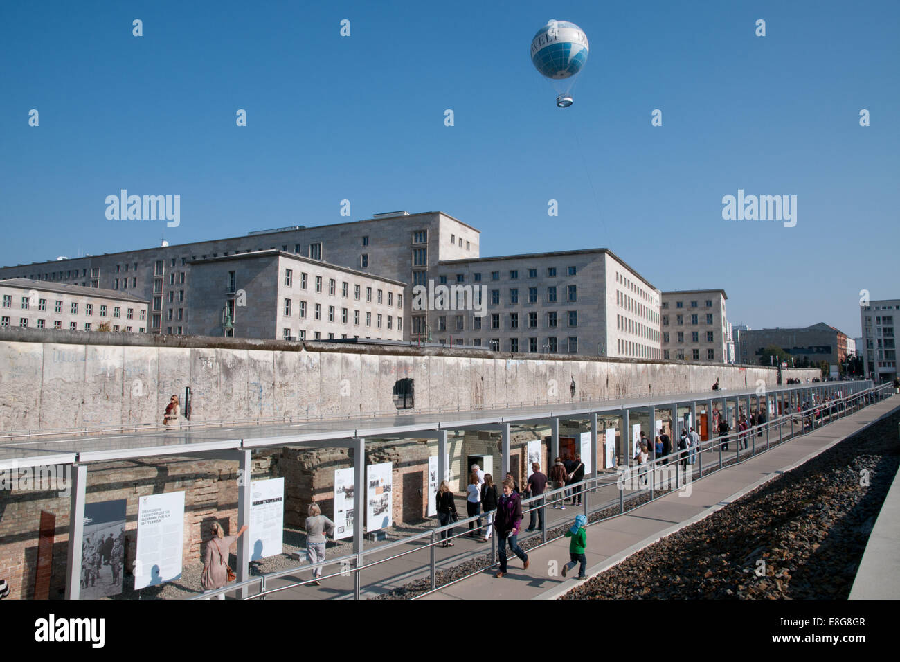 Topografia del Terrore Museo sul sito della ex SS e quartier generale della Gestapo, tratto del muro di Berlino Foto Stock