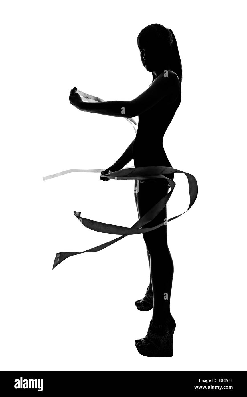 Slim silhouette esercitando ginnasta con nastri isolati su sfondo bianco Foto Stock