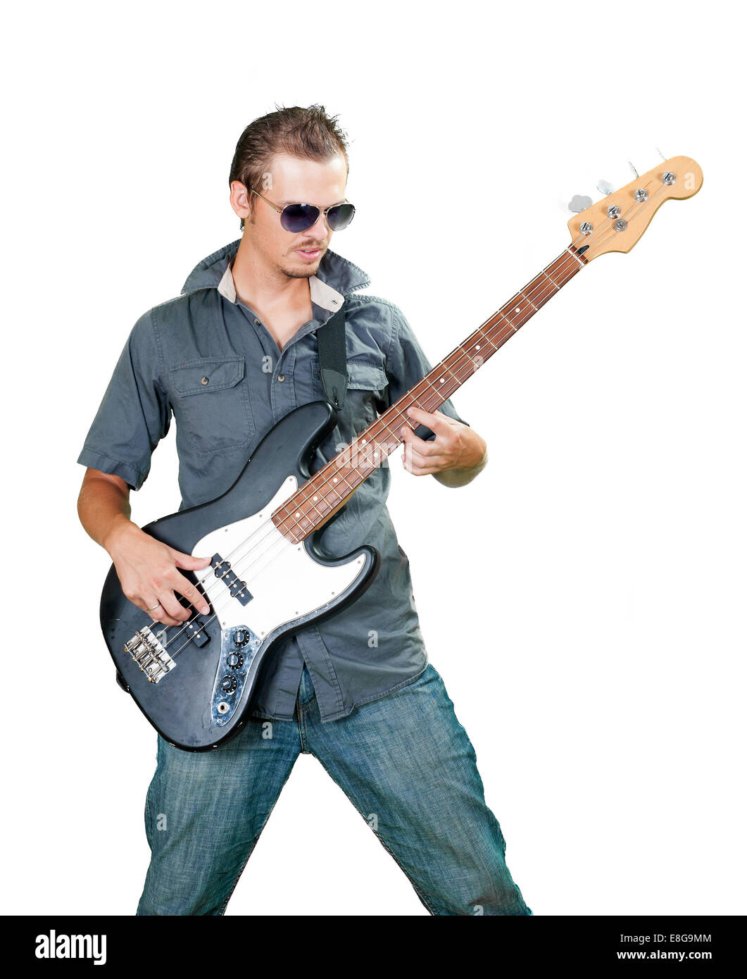 Cool caucasian bassista indossando occhiali da sole Foto Stock