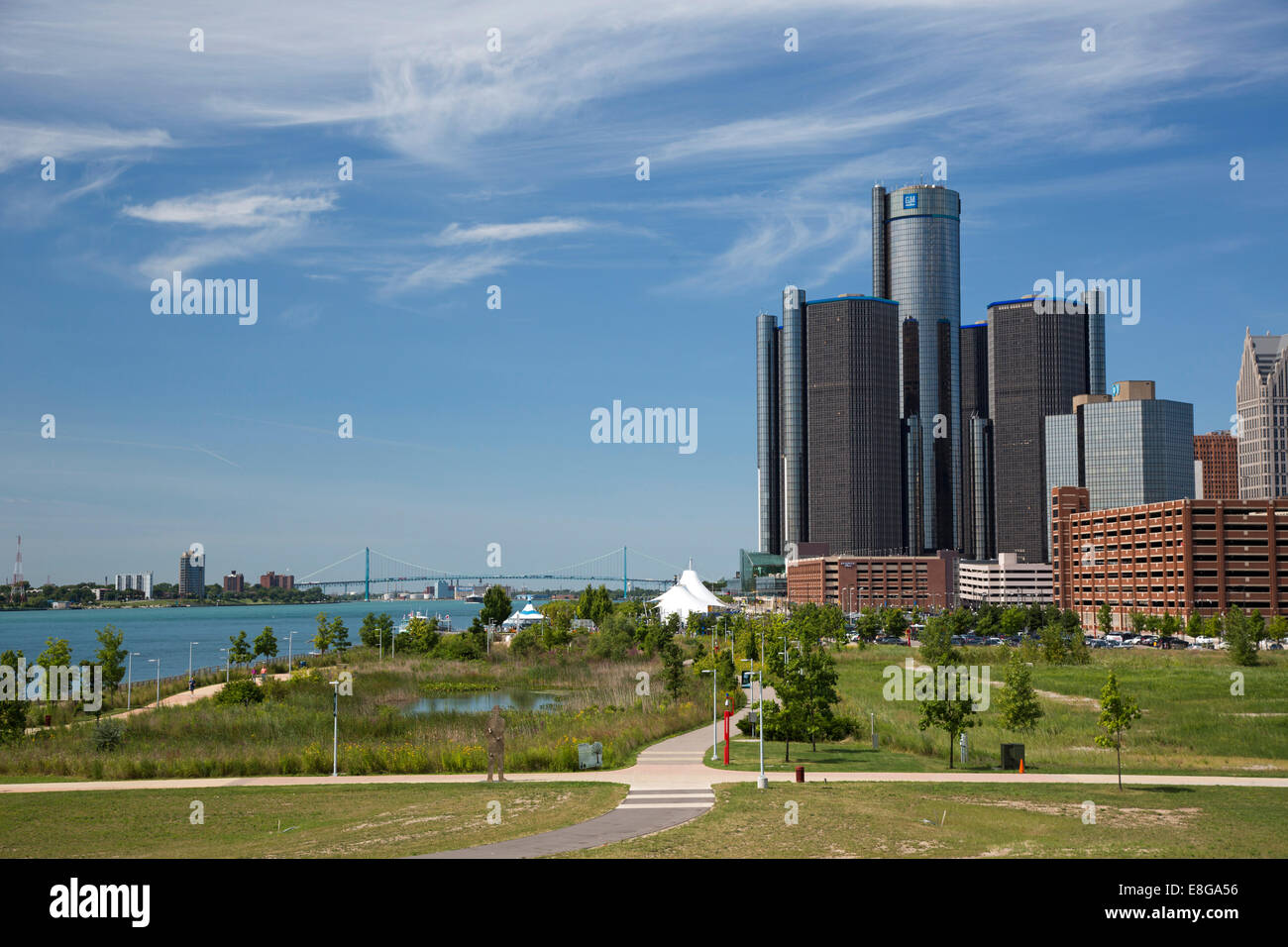 Detroit, Michigan - il centro del Rinascimento e la sede centrale di General Motors, da Milliken parco dello stato. Foto Stock