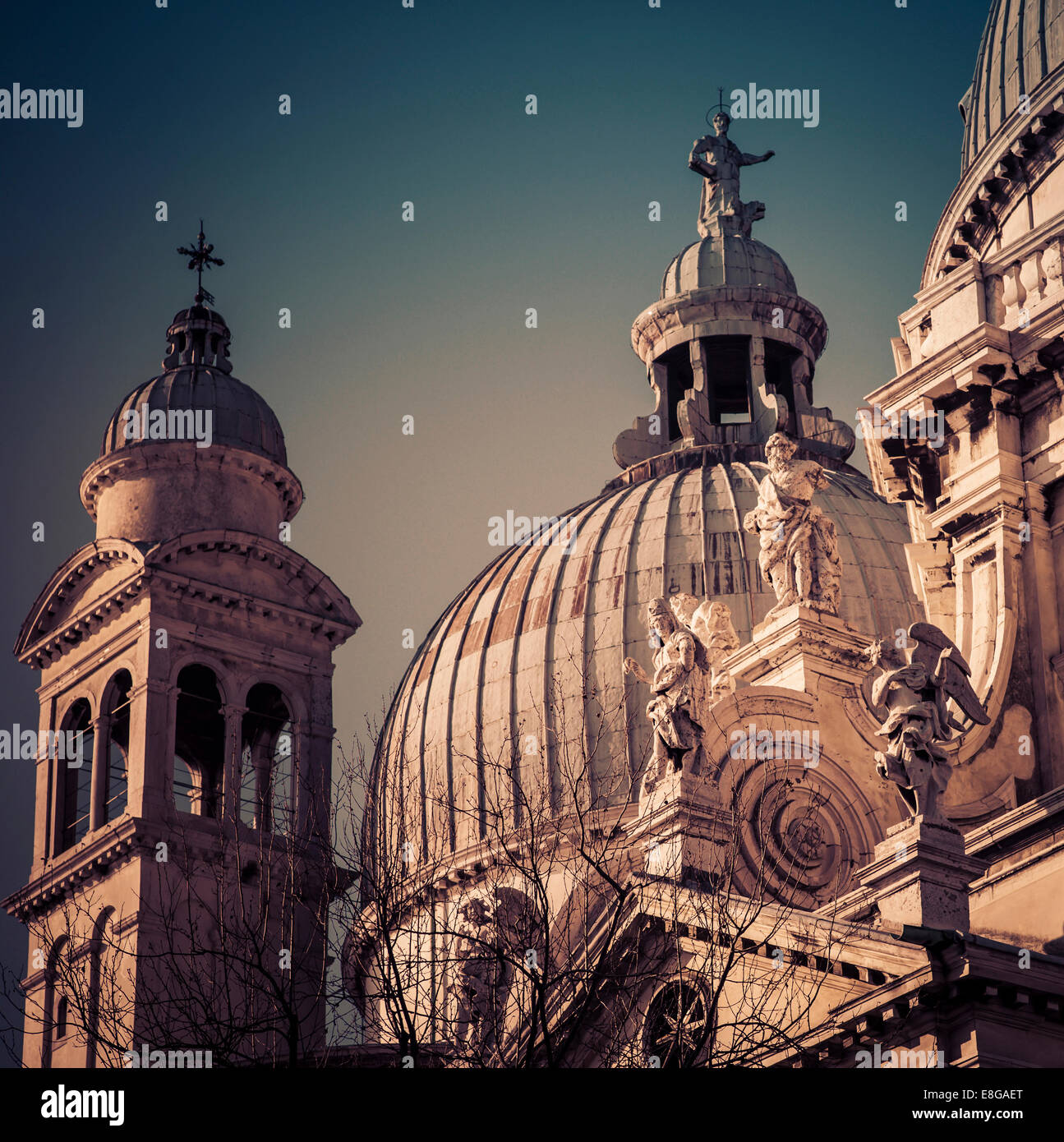 Le cupole e torre di Santa Maria della Salute, Venezia, Italia. Foto Stock