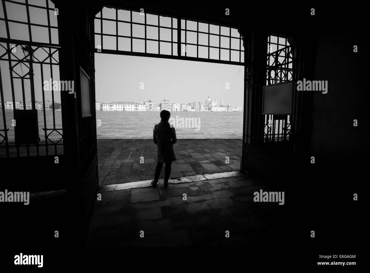 In attesa della donna a Venezia Foto Stock