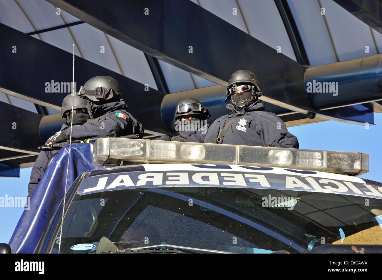 Federale una pattuglia di polizia veglia dall'alto di una jeep in Messico Foto Stock