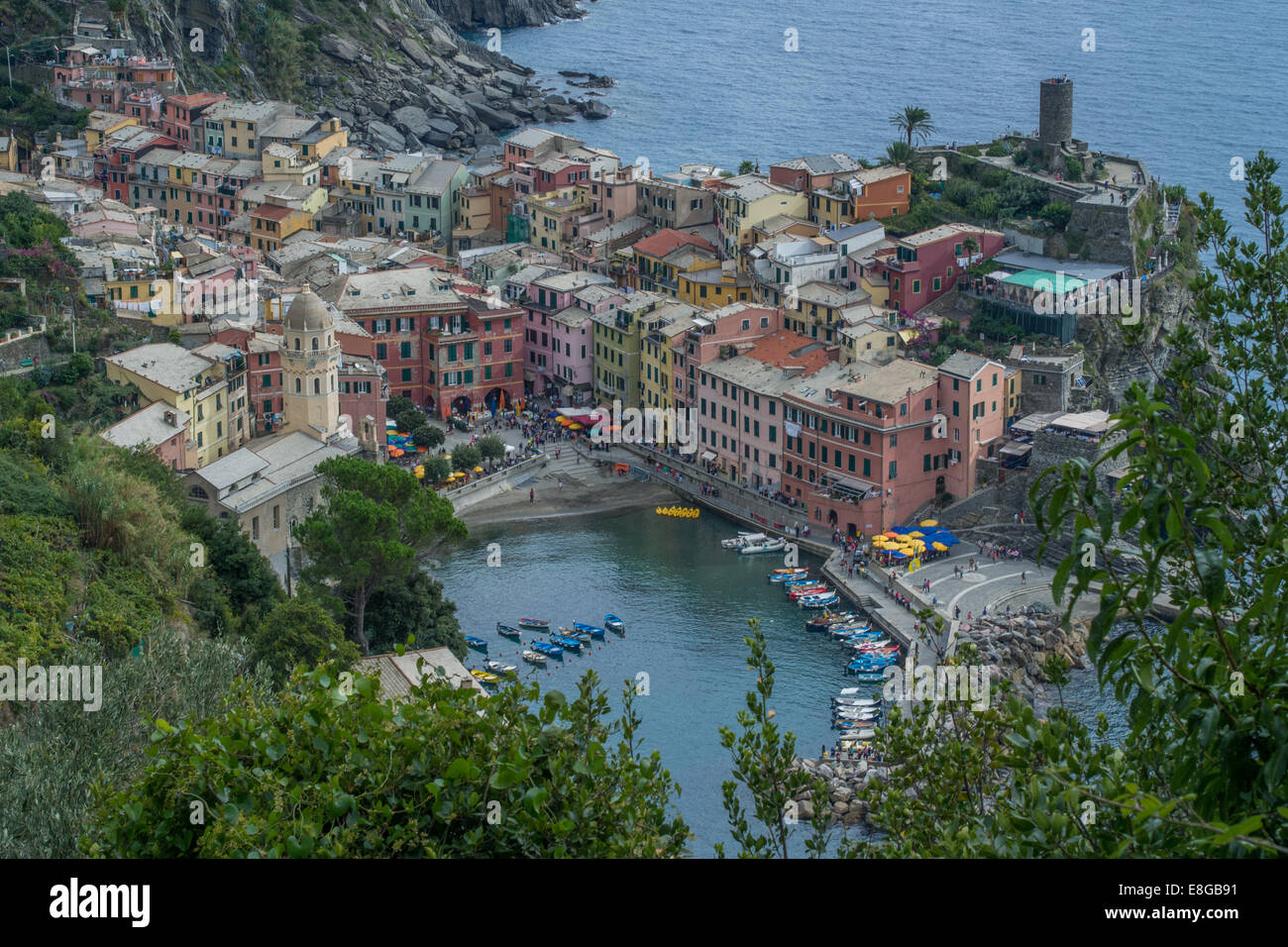 Vista dal sentiero costiero della città di Vernazza, Cinque Terre, la regione Liguria, Italia. Foto Stock
