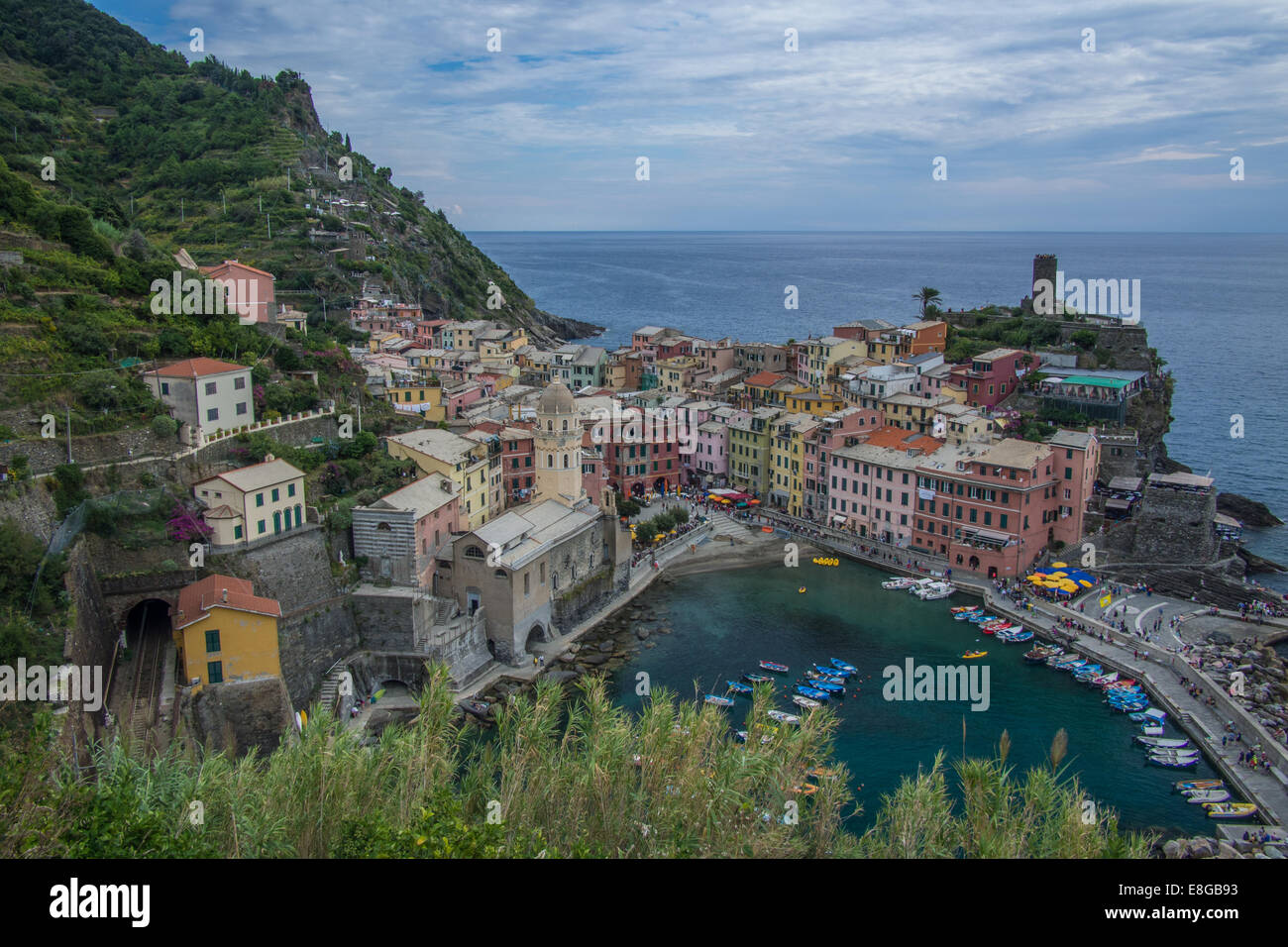 Vernazza visto da un sentiero costiero, cinque Terre, Liguria, Italia. Foto Stock