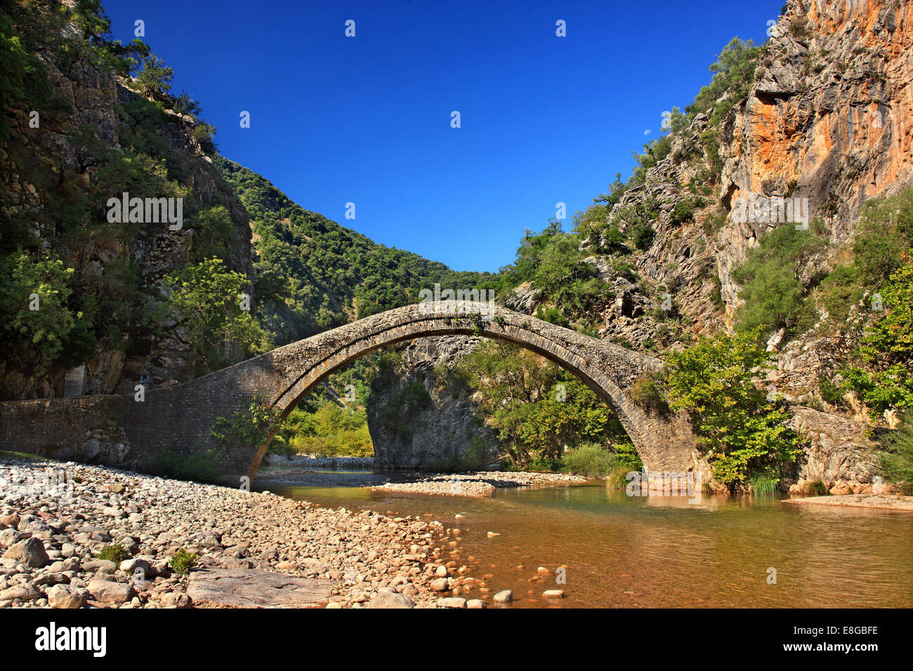 La pietra ponte arcuato di Artotiva (noto anche come "Kamara') e il fiume Evinos, Aitoloakarnania, Grecia Foto Stock