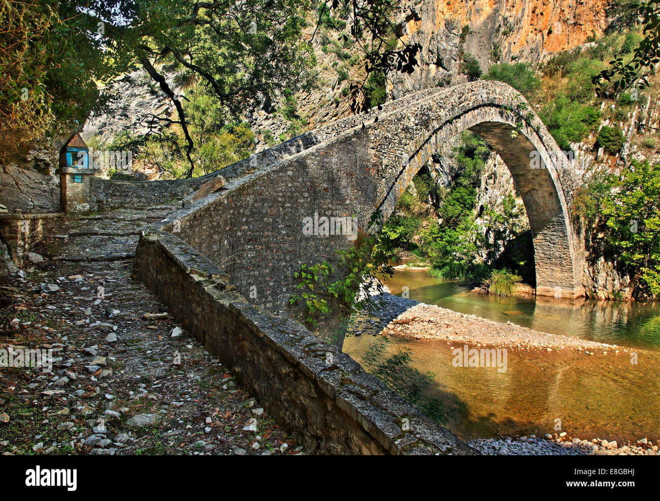 La pietra ponte arcuato di Artotiva (noto anche come "Kamara') e il fiume Evinos, Aitoloakarnania, Grecia Foto Stock