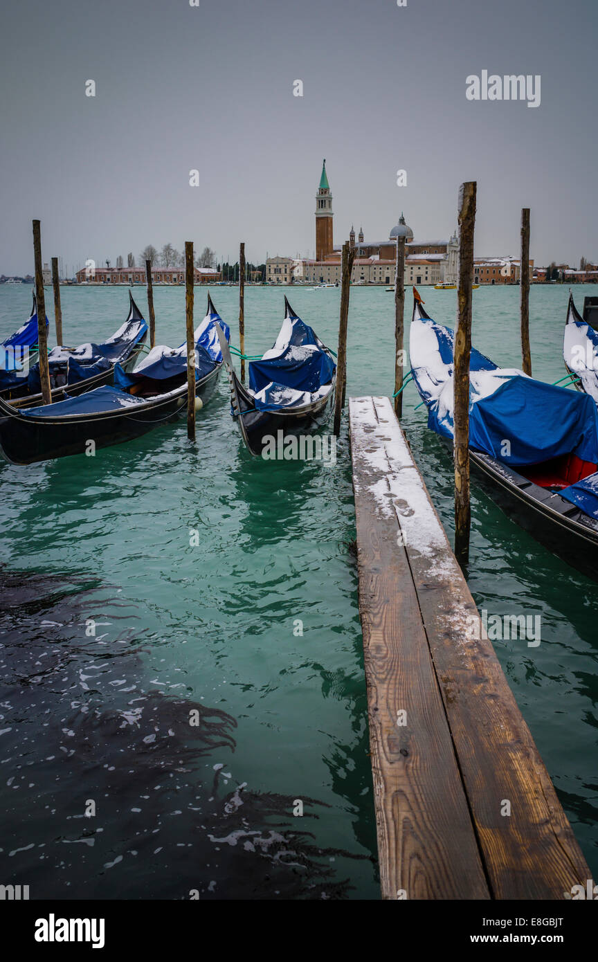 Inverno a Venezia, neve su gondole, Grand Canal. Foto Stock