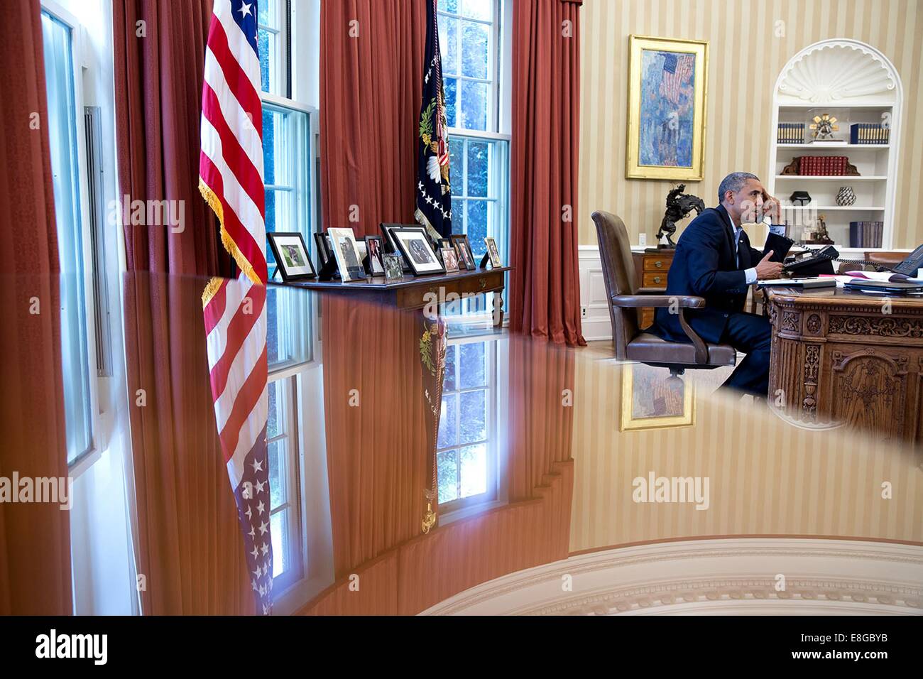 Il Presidente Usa Barack Obama parla al telefono con il Presidente François Hollande della Francia nell'Ufficio Ovale della Casa Bianca il 9 agosto 2014 a Washington, DC. Foto Stock