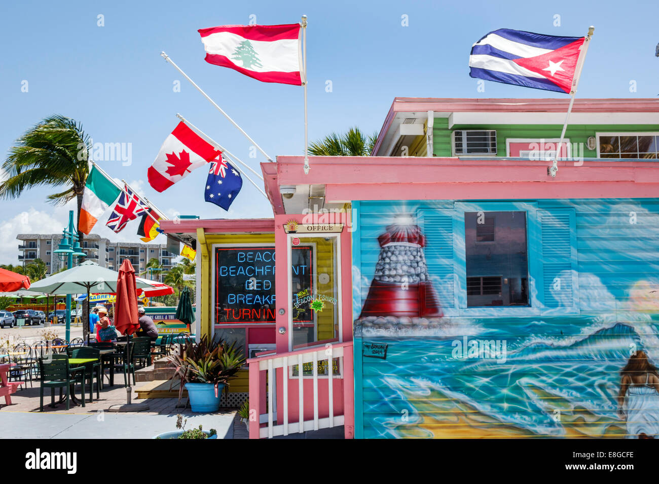 Fort ft. Myers Beach Florida, Estero Boulevard, Beacon Beachfront Bed and Breakfast, murale, esterno, esterno, fronte, bandiere, viaggi visitatori Foto Stock