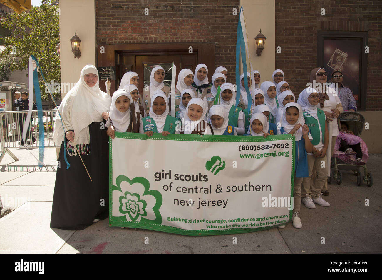 Musulmano annuale parata del giorno su Madison Avenue a New York City. Ragazzina musulmana scout troop dal Centro e Sud del New Jersey. Foto Stock