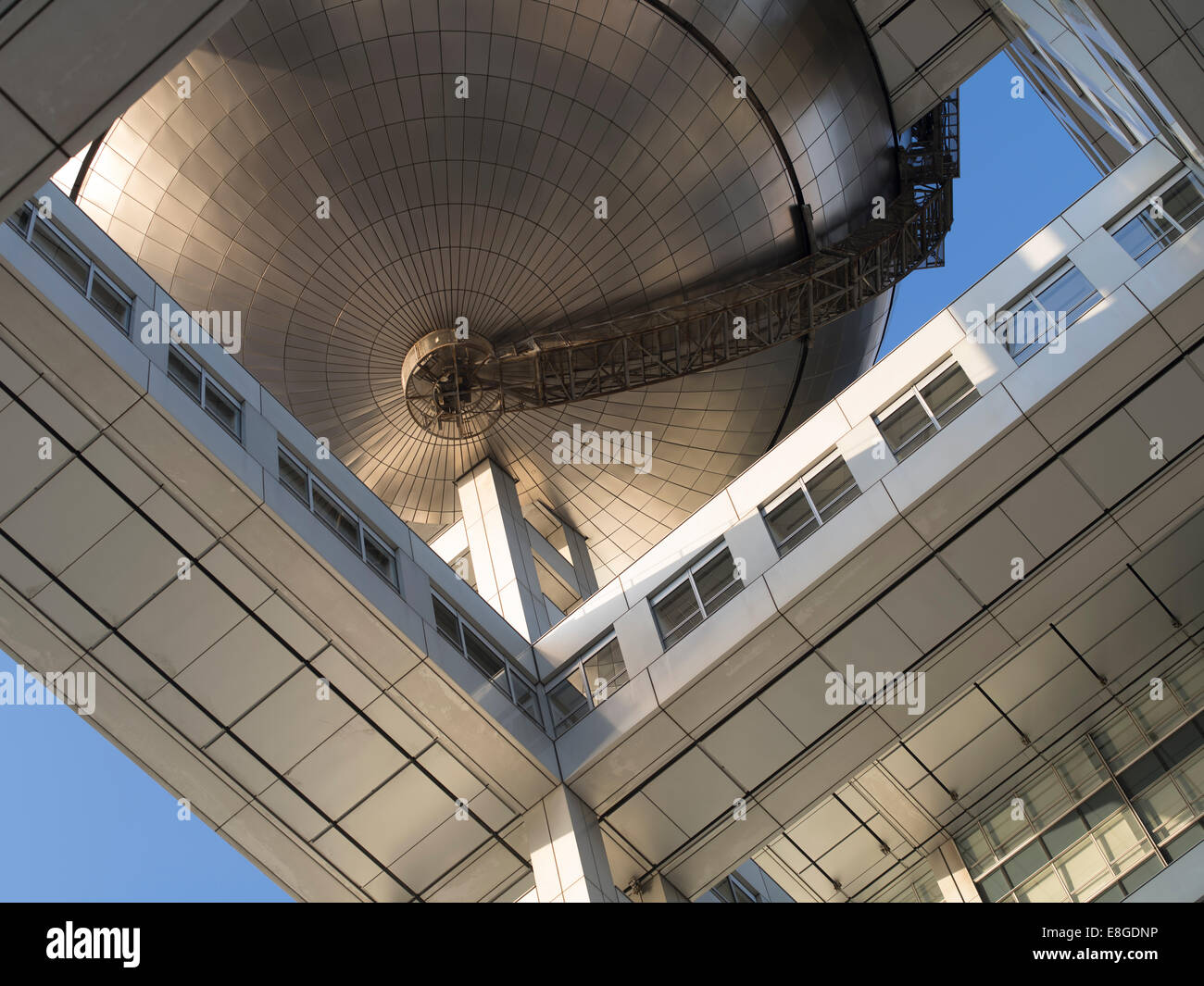 Fuji Television Studios Edificio, Odaiba, presso Tokyo, Giappone. Progettato da architetto Kenzo Tange Foto Stock