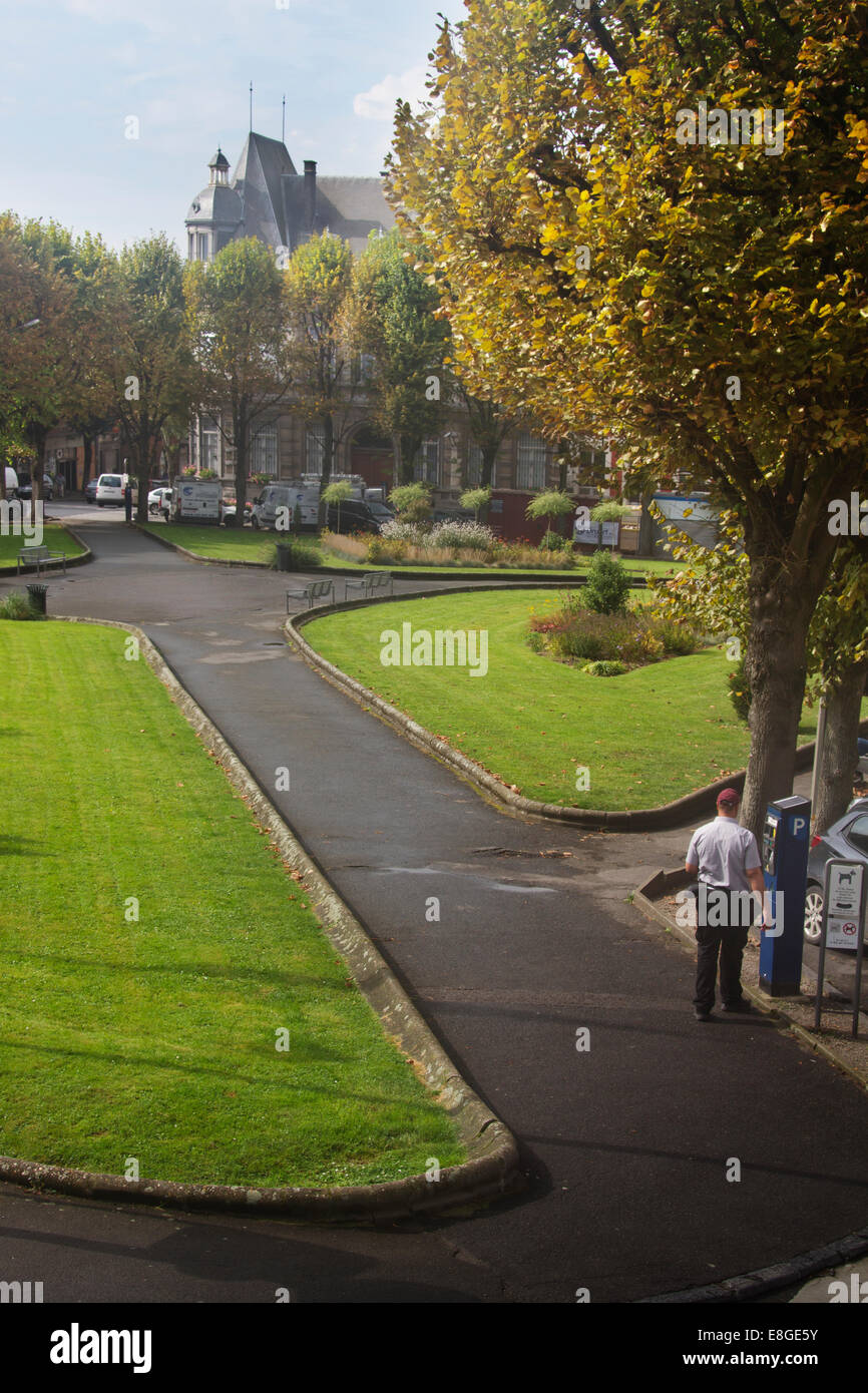 Europa; Belgio; Vallonia; Wallonne; Mons; Capitale Europea della Cultura 2015; lavoratore; Boy; persona; rilassarsi; Giardino; Parcheggio; Foto Stock