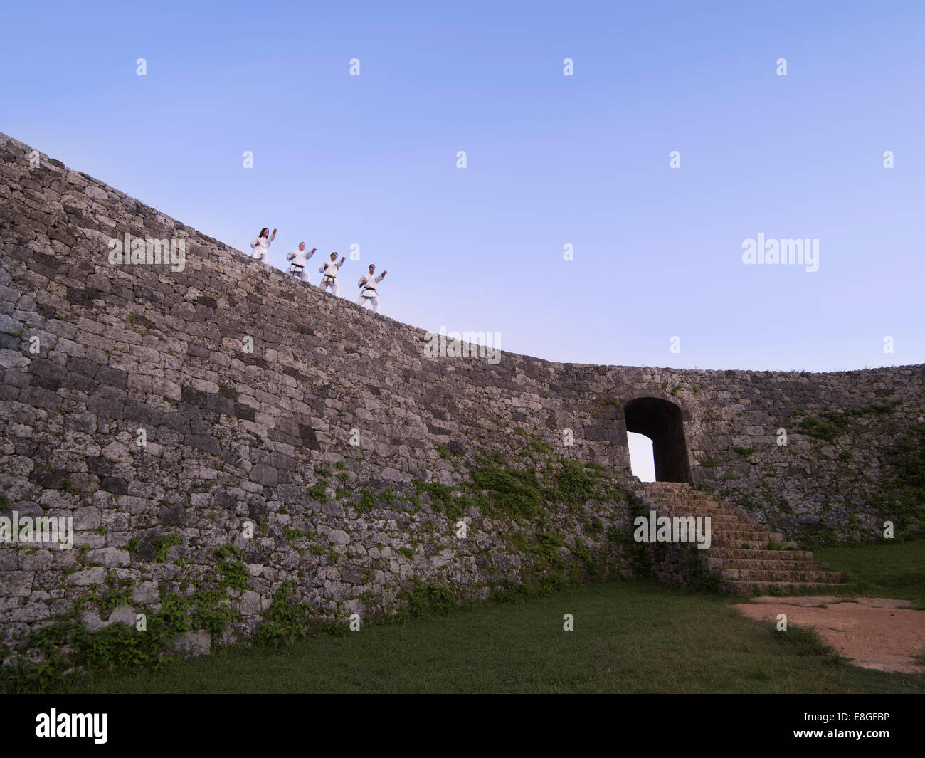 Formazione di Karate all'alba al Castello Zakimi, Okinawa, in Giappone Foto Stock