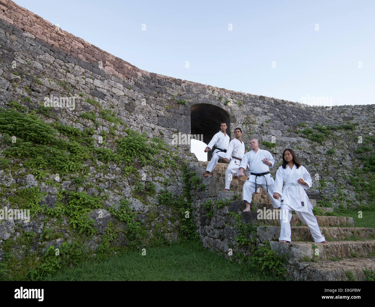 Formazione di Karate all'alba al Castello Zakimi, Okinawa, in Giappone Foto Stock