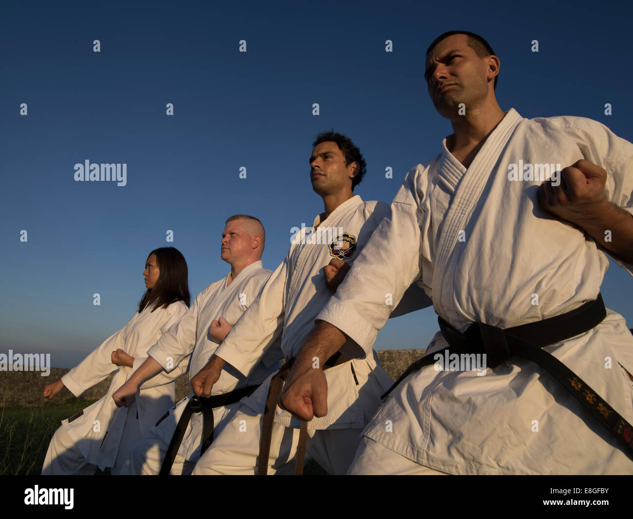 Formazione di Karate all'alba al Castello Zakimi, Okinawa, in Giappone Foto Stock