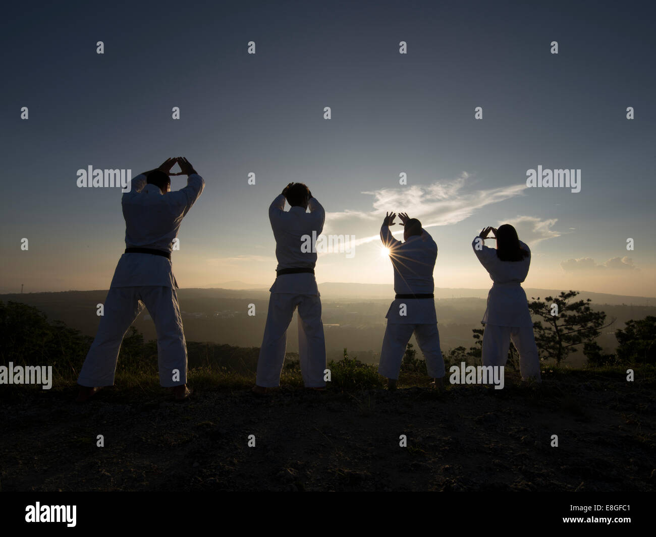 Formazione di Karate all'alba al Castello Zakimi, Okinawa, in Giappone Foto Stock