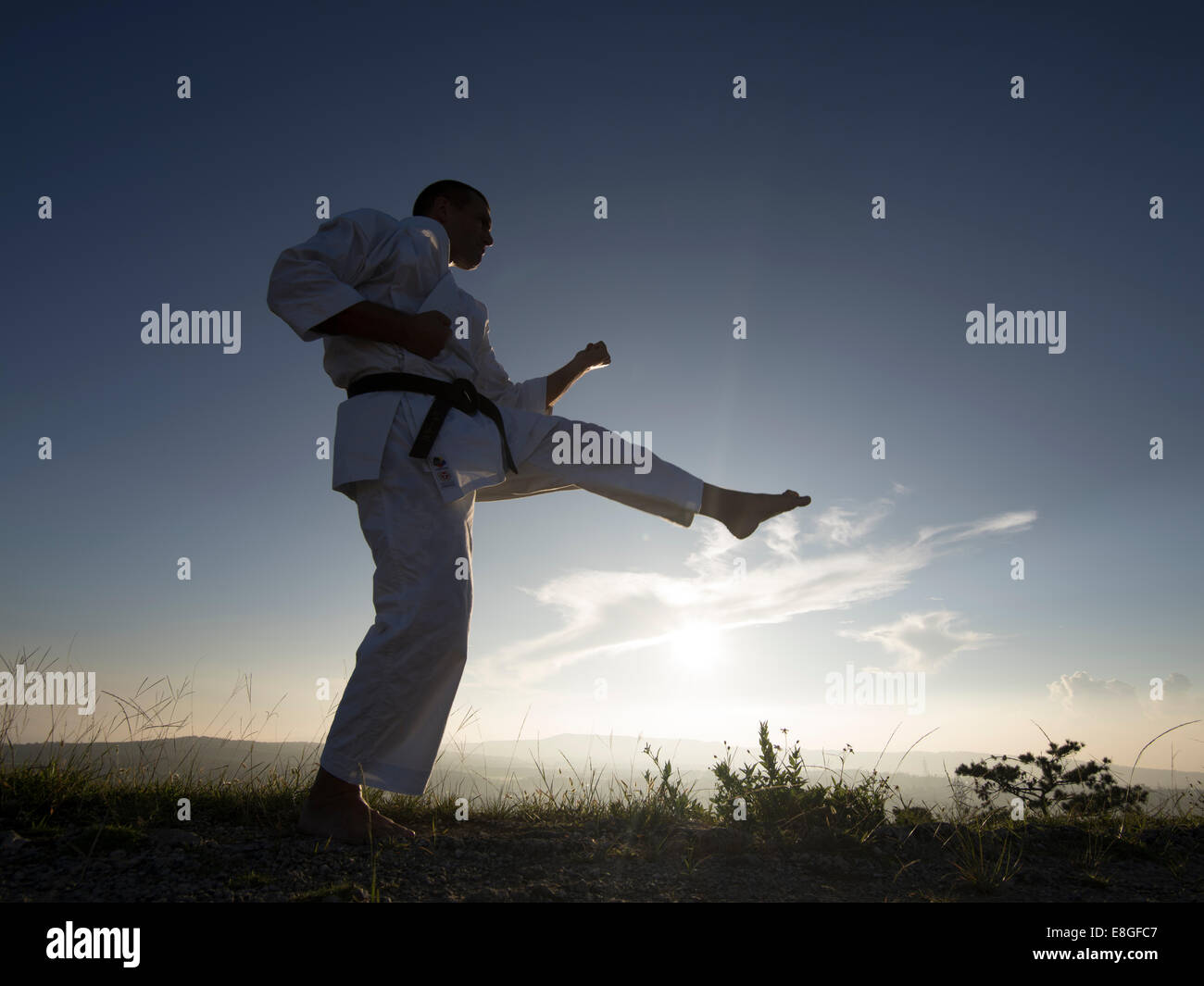 Formazione di Karate all'alba al Castello Zakimi, Okinawa, in Giappone Foto Stock