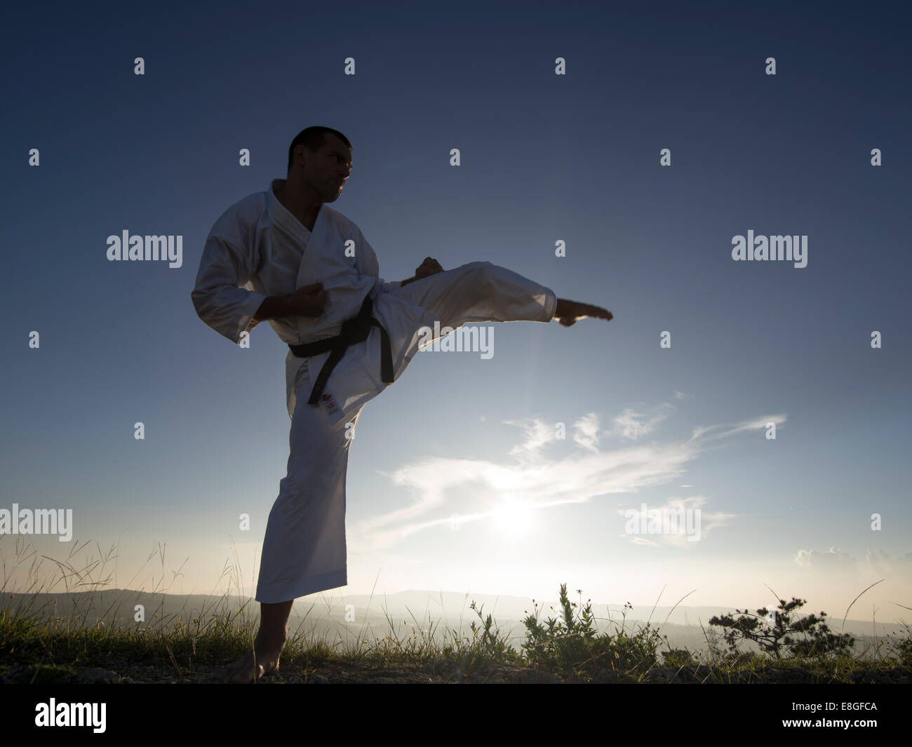 Formazione di Karate all'alba al Castello Zakimi, Okinawa, in Giappone Foto Stock