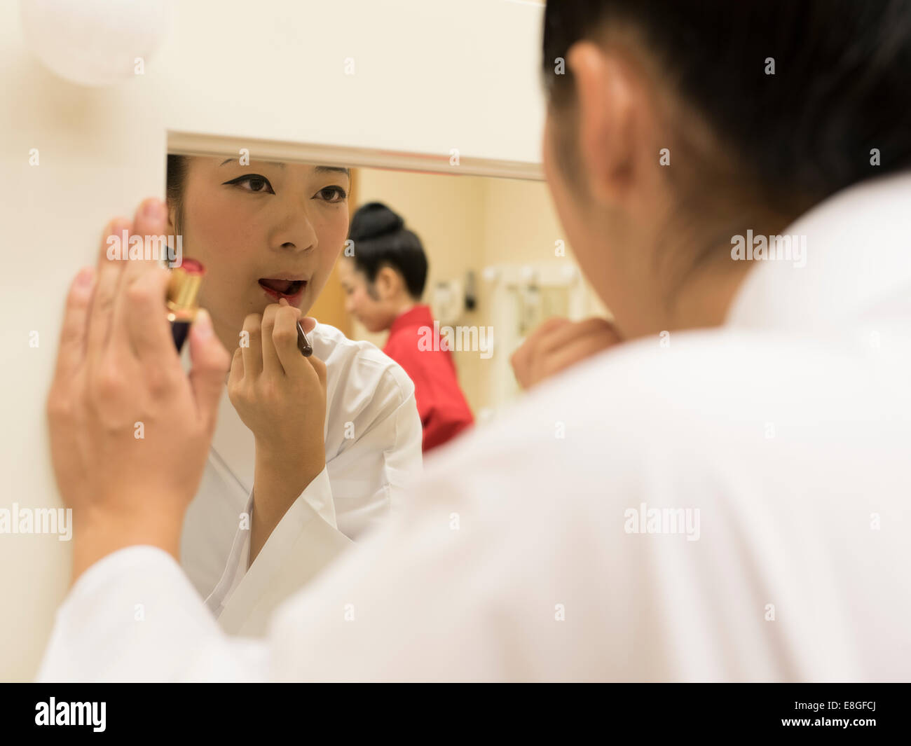 I ballerini di Ryukyu preparare per le prestazioni di un "Cirque  Clown Macbeth" presso il Teatro Nazionale di Okinawa che mescola e tradizionale Foto Stock