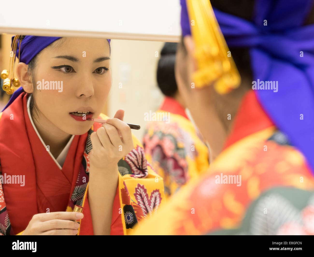 I ballerini di Ryukyu preparare per le prestazioni di un "Cirque  Clown Macbeth" presso il Teatro Nazionale di Okinawa che mescola e tradizionale Foto Stock