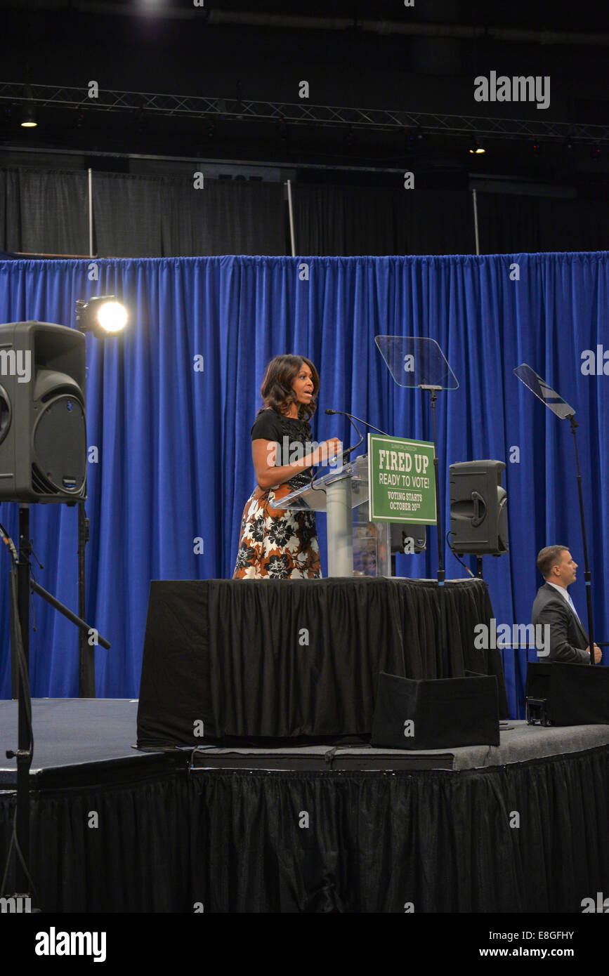 Chicago, Illinois, Stati Uniti d'America. Il 7 ottobre, 2014. La first lady Michelle Obama offre un discorso alla UIC Pavilion chiamando per il supporto degli elettori per Illinois Gov. Pat Quinn nelle prossime elezioni. Credito: Nisarg Lakhmani/Alamy Live News Foto Stock