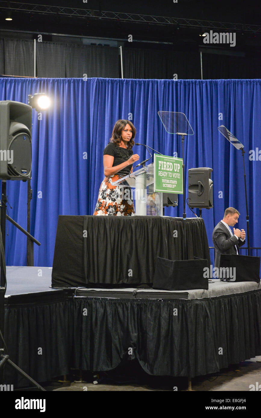 Chicago, Illinois, Stati Uniti d'America. Il 7 ottobre, 2014. La first lady Michelle Obama offre un discorso alla UIC Pavilion chiamando per il supporto degli elettori per Illinois Gov. Pat Quinn nelle prossime elezioni. Credito: Nisarg Lakhmani/Alamy Live News Foto Stock