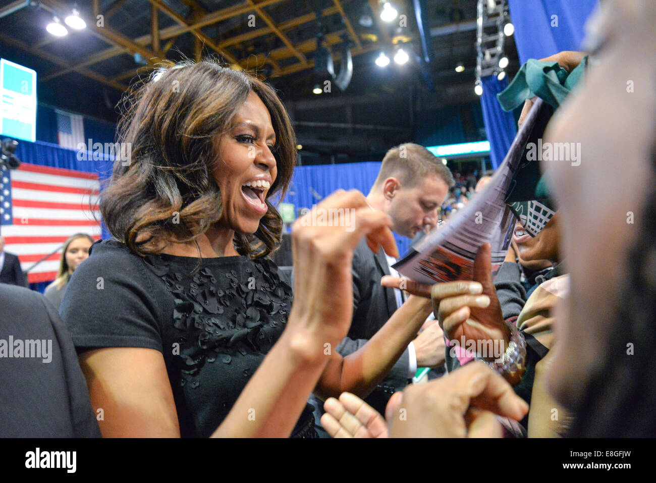 Chicago, Illinois, Stati Uniti d'America. Il 7 ottobre, 2014. La first lady Michelle Obama offre un discorso alla UIC Pavilion chiamando per il supporto degli elettori per Illinois Gov. Pat Quinn nelle prossime elezioni. Credito: Nisarg Lakhmani/Alamy Live News Foto Stock