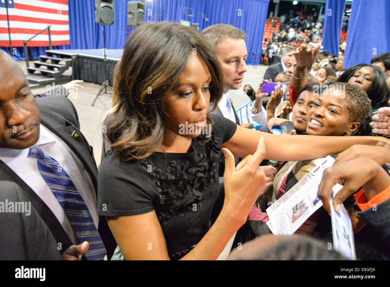 Chicago, Illinois, Stati Uniti d'America. Il 7 ottobre, 2014. La first lady Michelle Obama offre un discorso alla UIC Pavilion chiamando per il supporto degli elettori per Illinois Gov. Pat Quinn nelle prossime elezioni. Credito: Nisarg Lakhmani/Alamy Live News Foto Stock