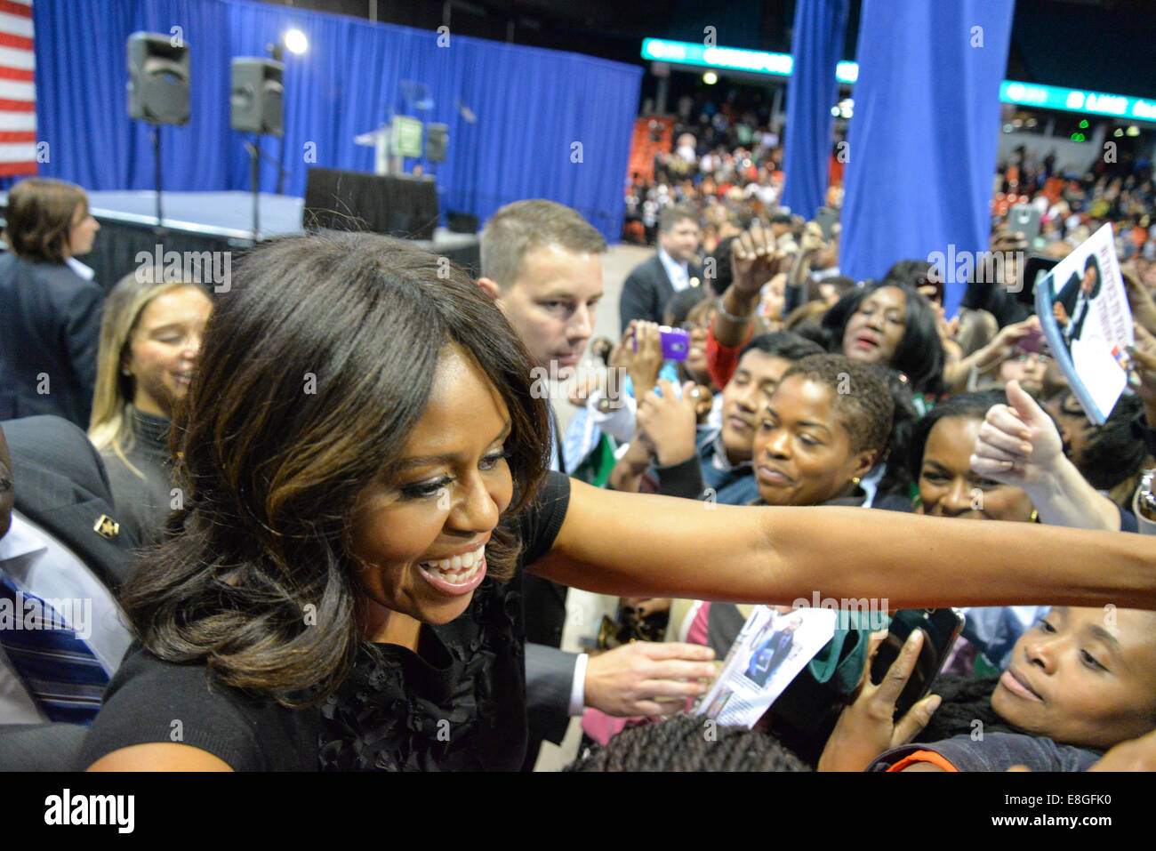 Chicago, Illinois, Stati Uniti d'America. Il 7 ottobre, 2014. La first lady Michelle Obama offre un discorso alla UIC Pavilion chiamando per il supporto degli elettori per Illinois Gov. Pat Quinn nelle prossime elezioni. Credito: Nisarg Lakhmani/Alamy Live News Foto Stock