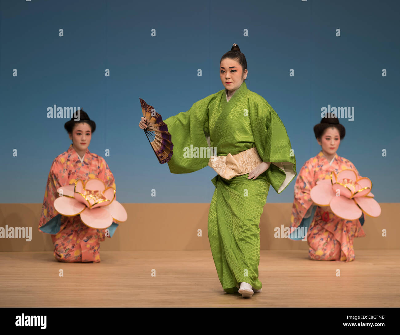 Ryukyu tradizionale spettacolo di danza guidato da ballerina Kazue Higa presso il Teatro Nazionale di Okinawa. Foto Stock