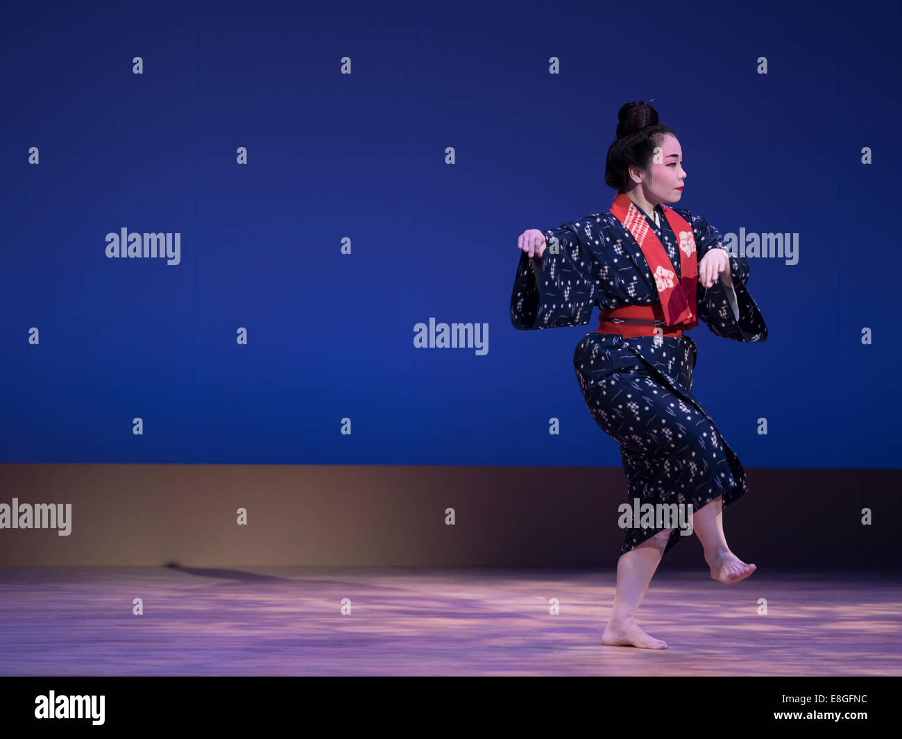 Ryukyu tradizionale spettacolo di danza guidato da ballerina Kazue Higa presso il Teatro Nazionale di Okinawa. Foto Stock