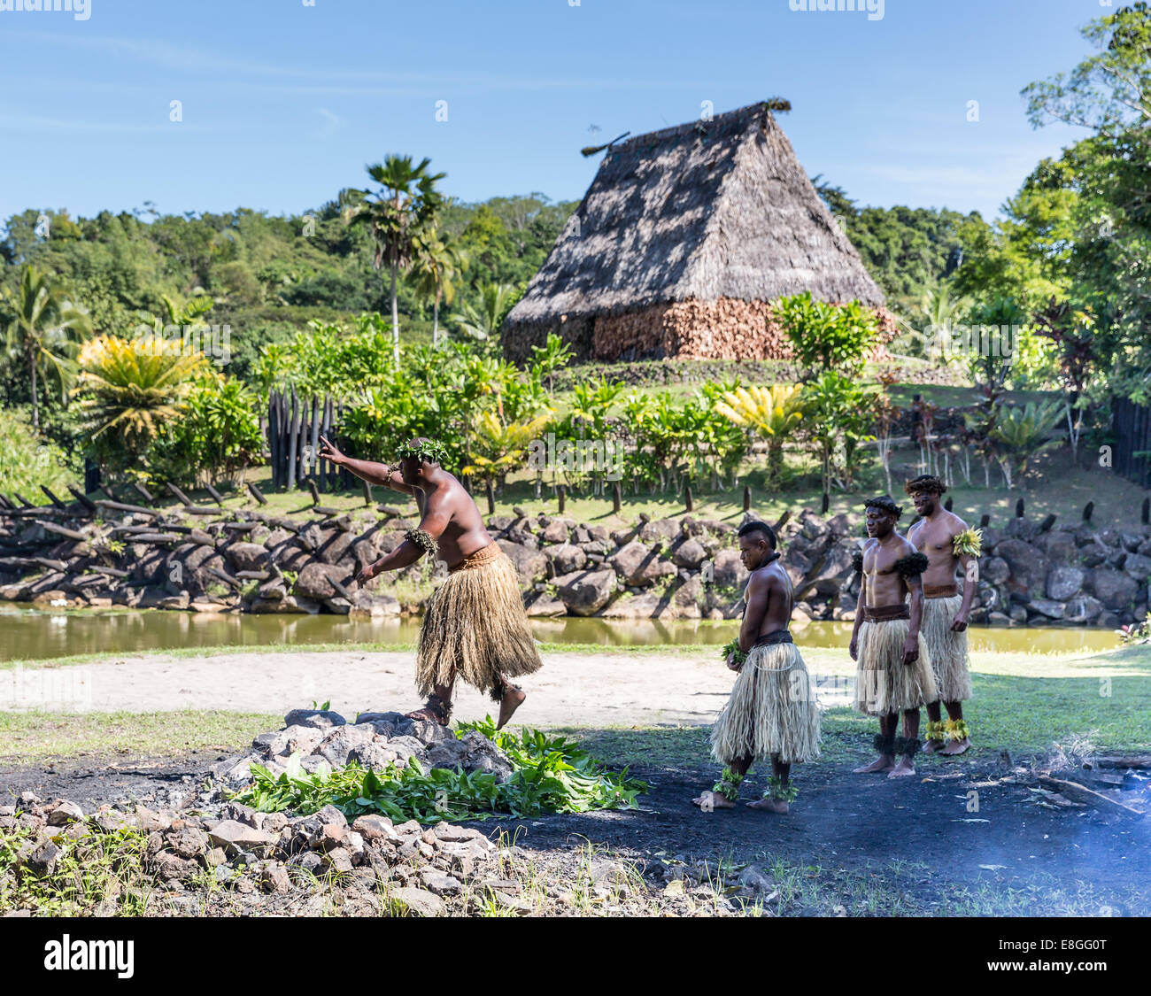 Il cerimoniale fire escursionisti attraversa rocce calde a Figi Foto Stock