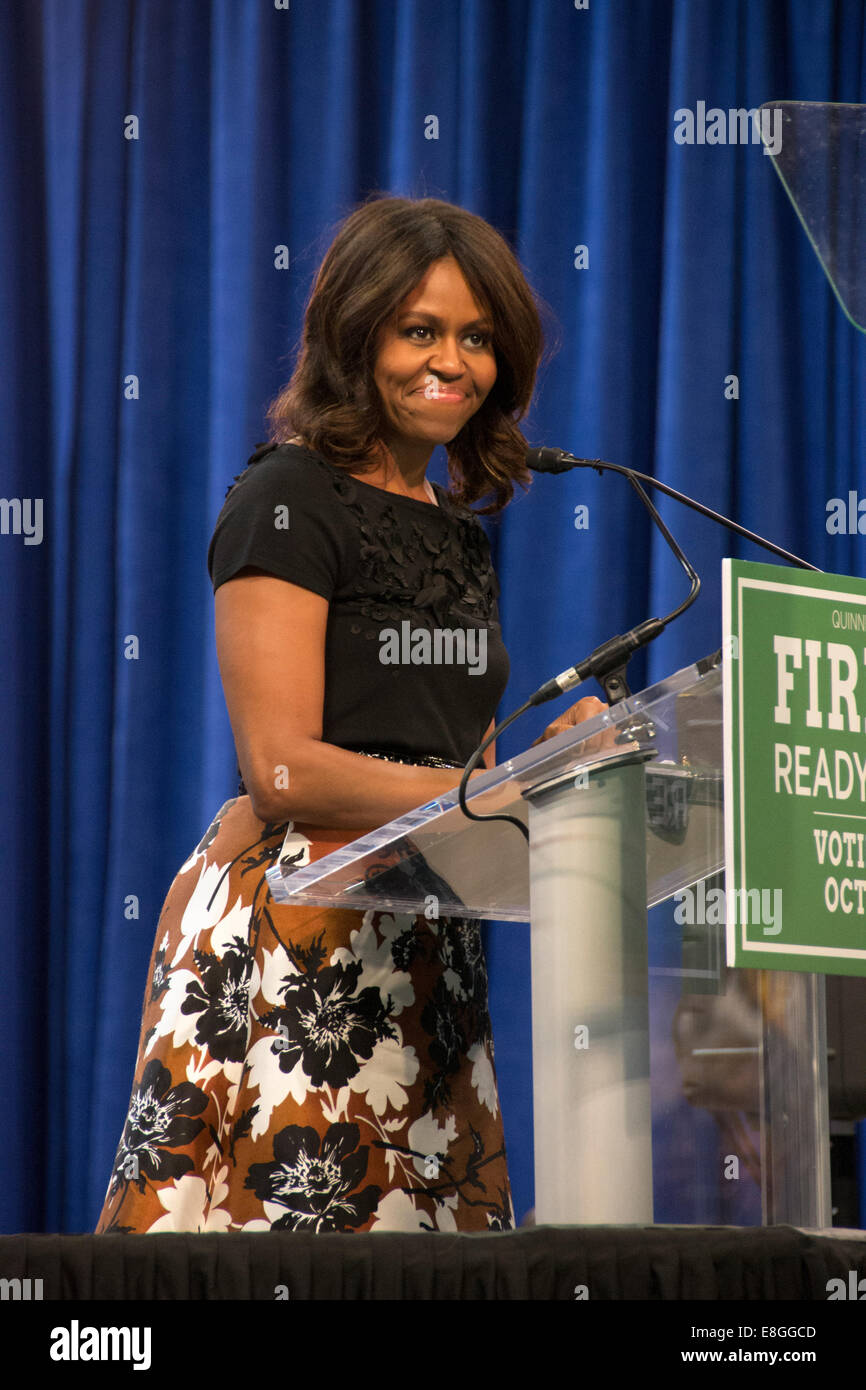 Chicago, Illinois, Stati Uniti d'America. Il 7 ottobre, 2014. La first lady Michelle Obama offre un discorso alla UIC Pavilion chiamando per il supporto degli elettori per Illinois Gov. Pat Quinn nelle prossime elezioni. Credito: Nisarg Lakhmani/Alamy Live News Foto Stock
