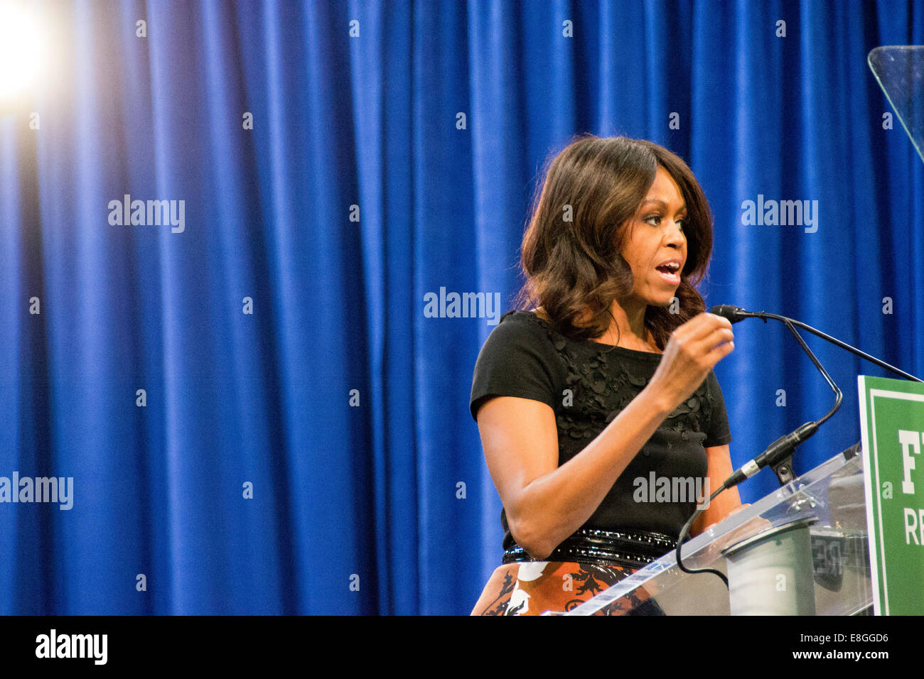 Chicago, Illinois, Stati Uniti d'America. Il 7 ottobre, 2014. La first lady Michelle Obama offre un discorso alla UIC Pavilion chiamando per il supporto degli elettori per Illinois Gov. Pat Quinn nelle prossime elezioni. Credito: Nisarg Lakhmani/Alamy Live News Foto Stock