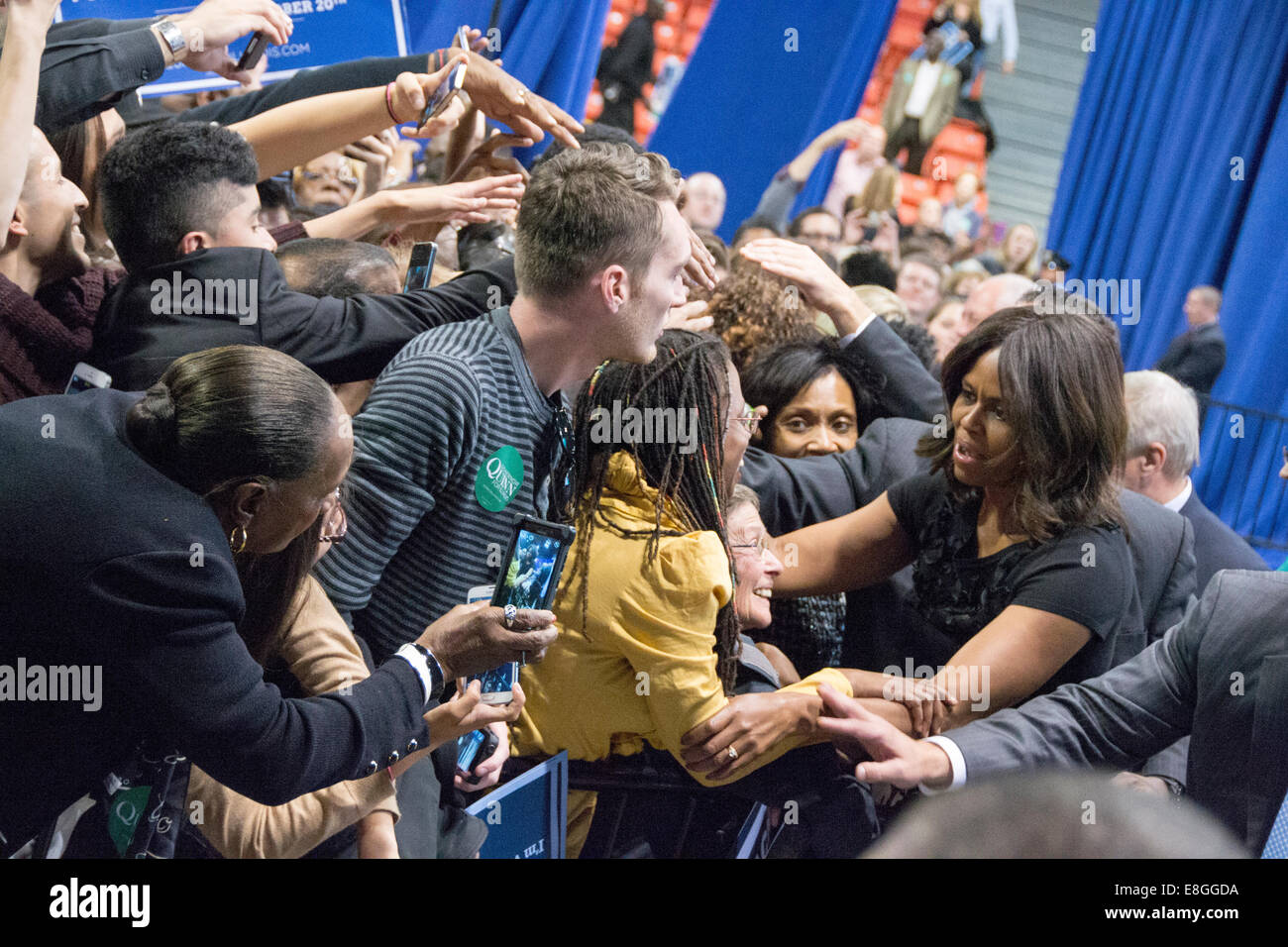 La first lady Michelle Obama saluta gli ospiti durante un evento di campagna per il Governatore dell'Illinois Pat Quinn presso la University of Illinois Foto Stock